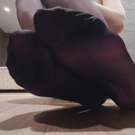 大量おならと臭い匂いを嗅ぎ続けて、大量聖水初めてかけられたい