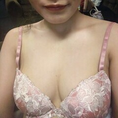 首輪を付けられ、鎖で繋がれ、  ご主人様の足元で這いつくばる