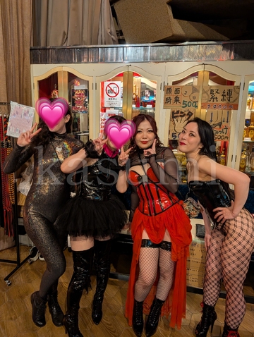 4人立ちポーズ
