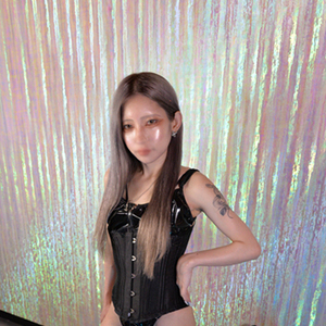 セクシー美脚のギャル女王様がデビュー！！！