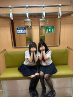 セーラー服で通学中