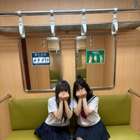 セーラー服で通学中