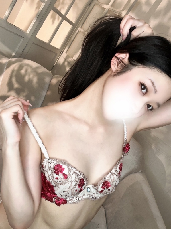 サナ(23)