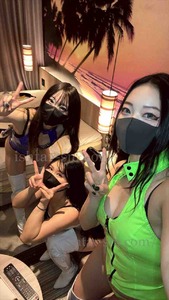 M男1人：Mistress3人　魅惑の白エナメルブーツ[前編]　ー 集団調教 ブーツフェチ ー