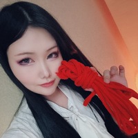 動けないように