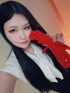 動けないように