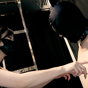 大阪・難波エリアにある女王様専門店『Ishtar(イシュタル)』さん。スレンダーなスタイルに美脚が麗しいミストレス「雅-Miyabi-」さんにご登場いただき、M男性タカハシさんとのプレイを披露して頂きます！