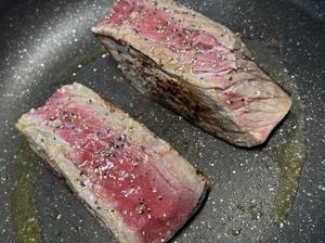 ローストビーフ仕込み中…