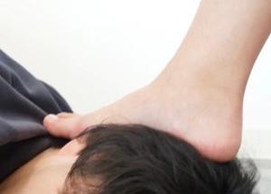 魅惑的な足の裏と辱め固め。