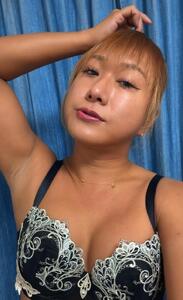 ランジェリーからはみ出す、硬くみなぎったいちもつで...