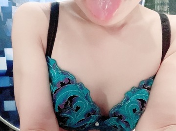 メイクされて、女装しながら顔舐め回されて興奮したい
