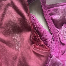 昨日1日履いてたTバックと寝る時履いてたパンツの汚れ🩷