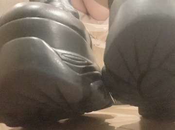ひたすら踏まれておしっこまみれにされて雑魚扱いされたい