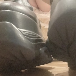 ひたすら踏まれておしっこまみれにされて雑魚扱いされたい