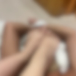 足とストッキングで惨めな顔にされてブサ顔と言われて笑われたい