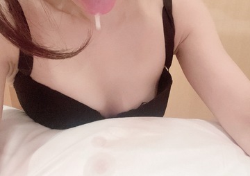 臭い匂いを嗅いで、顔と乳首は唾液まみれにされてベトベトにされ