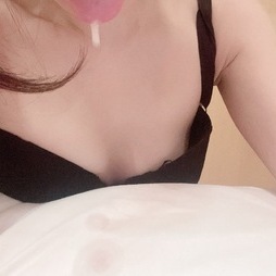 臭い匂いを嗅いで、顔と乳首は唾液まみれにされてベトベトにされ