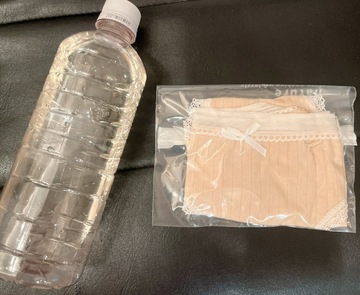 大量聖水と臭いパンツを持って帰って、唾液とおならに興奮したい