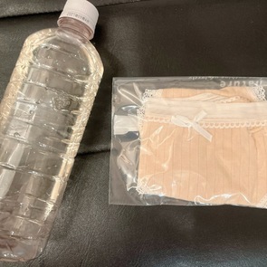 大量聖水と臭いパンツを持って帰って、唾液とおならに興奮したい