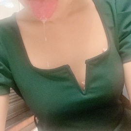 顔も乳首を大量の唾液で舐め回されて、唾液垂らして興奮したい