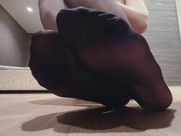 大量おならと臭い匂いを嗅ぎ続けて、大量聖水初めてかけられたい