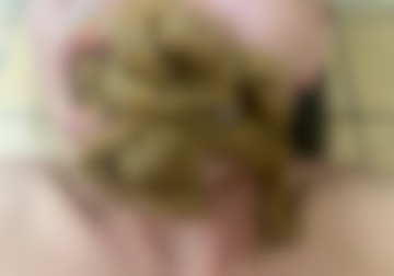 足とお尻で踏みつけられて、大量のおならとうんこを口に出された