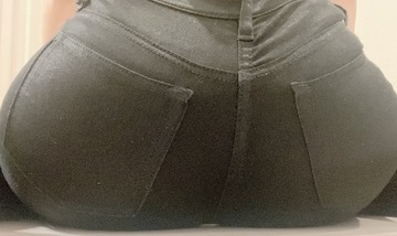 スキニーでおならを嗅いで、蒸れた内側の匂いも嗅いで興奮したい