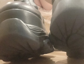 臭い匂いを嗅ぎ続けてひたすら踏まれておしっこまみれにされたい