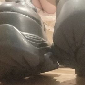 臭い匂いを嗅ぎ続けてひたすら踏まれておしっこまみれにされたい