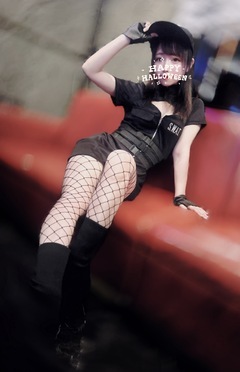 今年のハロウィンは珍しく友人と、  swatのコスプレをしま