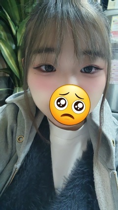 今日も元気よく出勤しました! 今日はポニーテールにして