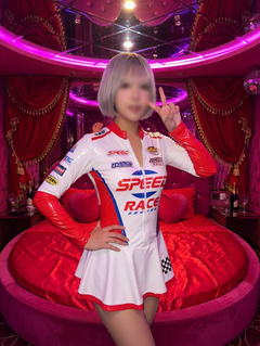 ご主人様に持ってきて頂いたレースクイーンの衣装に着替えてパシ