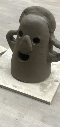 手は頭に置いてがに股に