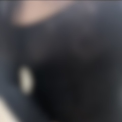 見えてるなら耳元で囁いて