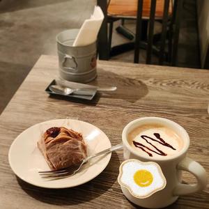 昨日はこだわりのコーヒー屋にてまったり幸せを感じた良い一日でした