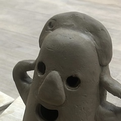 手は頭に置いてがに股に