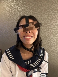 イラマしながら太ももで顔挟まれて笑いながら両手ピース