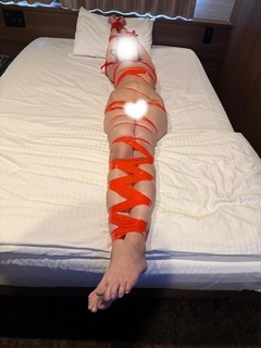 むっちりボディにボンテージテープぐ...