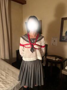 セーラー服の上からぎゅっと…