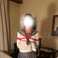 セーラー服の上からぎゅっと…